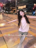都市夜色下的勾魂妖精！清純白衫＋緊身牛仔褲，路邊隨便拍都擋不住那股「騷勁」💦