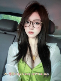 【雲嘉南】氣質與性感的化身！💎 多變系女神「詩詩」👓 黑框禁慾感 × 甜美笑容