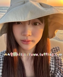 人間春藥「蕾婷」！白色毛衣下的雪白香肩，只要對視三秒就讓你靈魂出竅 😈