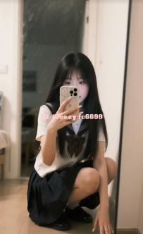 雨晴 20歲C罩杯：黑長直軟萌妹本人實拍！外表甜美私下粉嫩緊緻，聽話乖巧、高潮噴水池